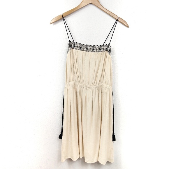 Zara Embroidered Lace Neckline Boho Dress - Picture 4 of 6